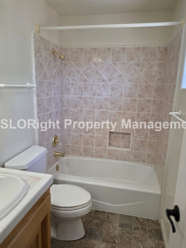 Building Photo - AVAILABLE NOW - 3 Bed/2.5 Bath Atascadero Home expansive property