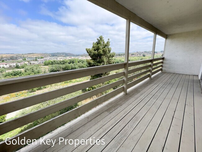 Building Photo - Welcome to this stunning duplex located in beautiful Bonsall!