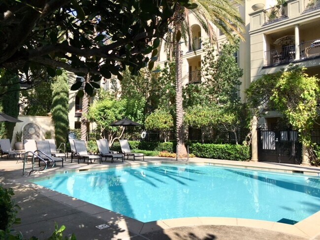 Building Photo - Watermarke: Lower 1 Bed 1 Bath Condo,