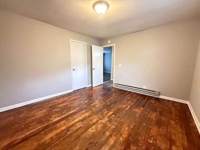 Building Photo - For Rent - 2 Bedroom Apartment Near Downto...