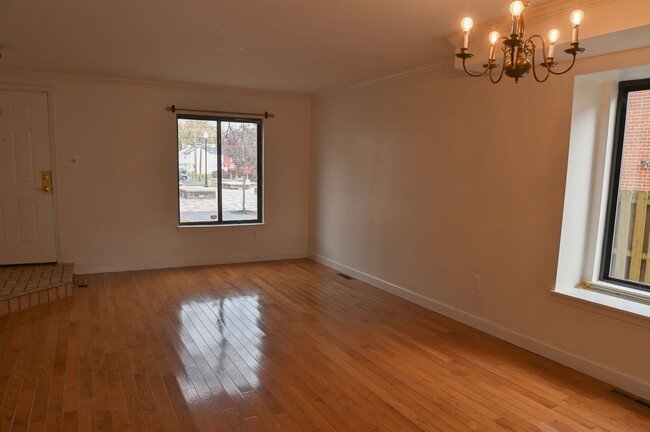 Building Photo - Charming Townhouse on Verbeke St