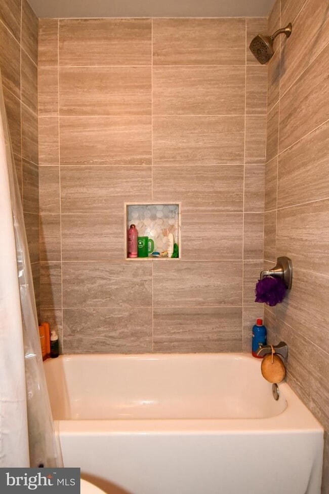 Building Photo - Experience the vibrant lifestyle and natural beauty that make Reston such a sought after place to...
