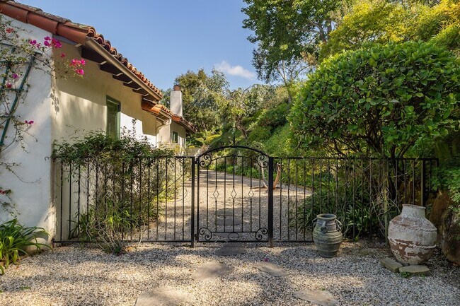 Building Photo - 4015 Lago Dr