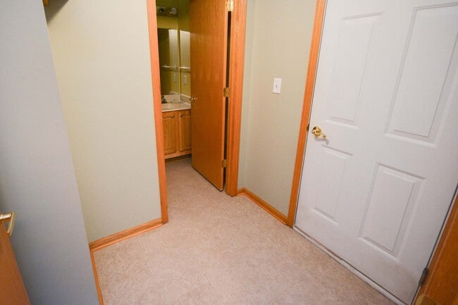 Building Photo - Hard to find end unit townhome with 2 car garage!