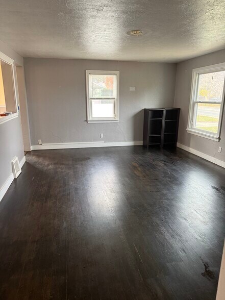 Building Photo - 9518 E Broadway Ave