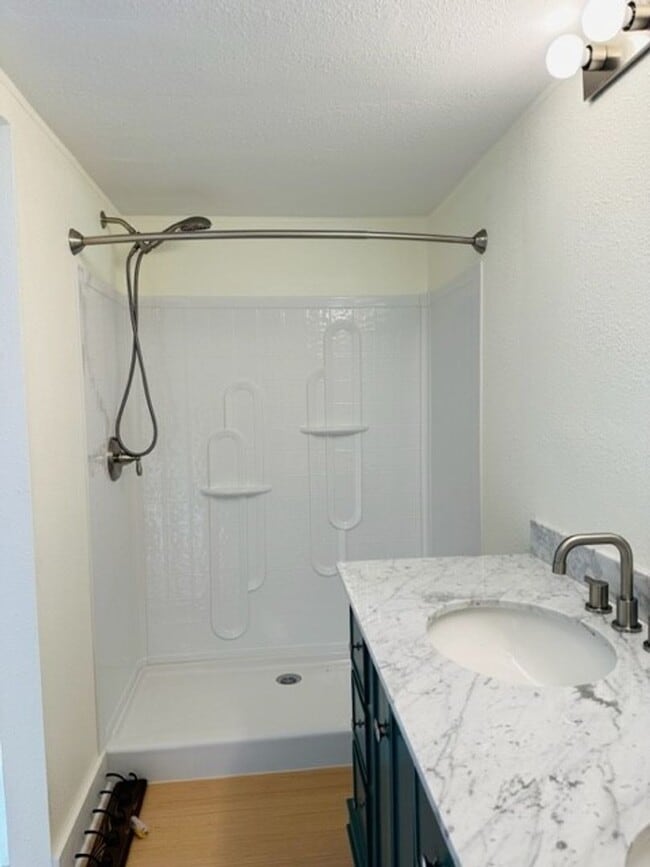 Building Photo - Newly Remodeled 3 bed/2 bath in Hamilton