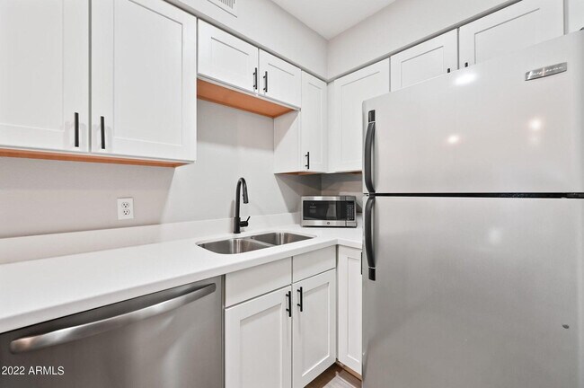 Building Photo - 3131 W Cochise Dr