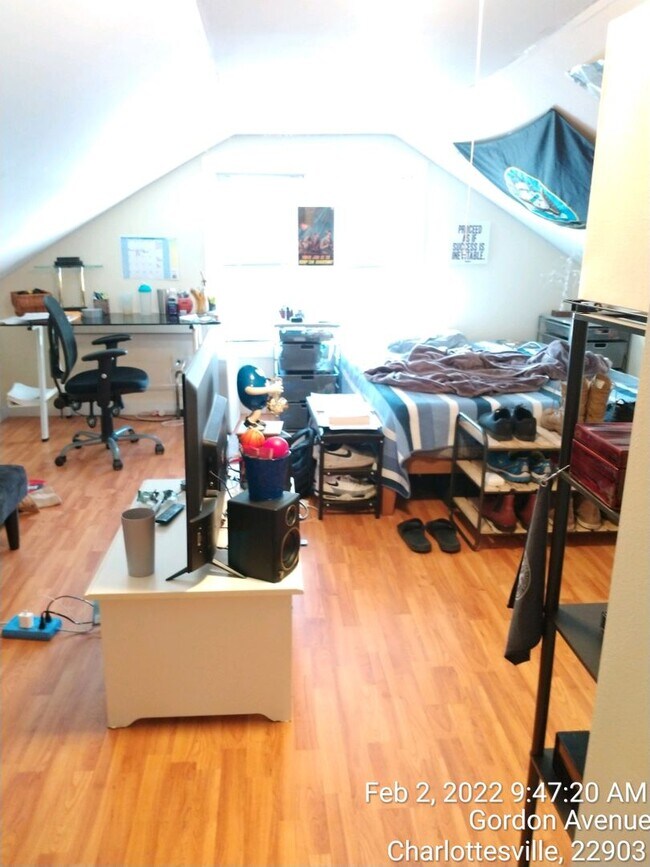 Building Photo - GORDON AVE HEART OF UVA 6 BR, 2 Bath Leasi...