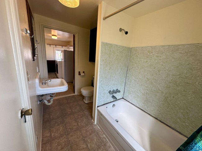 Building Photo - Charming 2-Bedroom Cottage on the Samoa Pe...