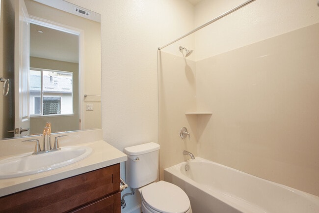 Building Photo - New and modern 2 bedroom townhome just ste...
