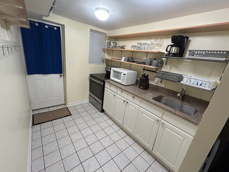 Building Photo - 2422 Observatory Pl NW