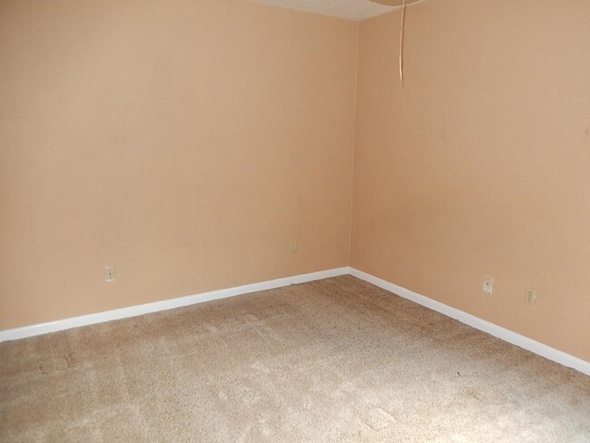 Building Photo - 303 S Lipona Rd