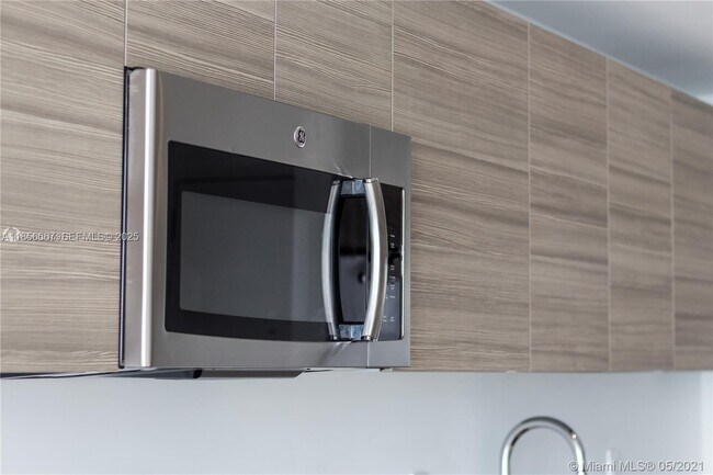 Building Photo - 121 NE 34th St