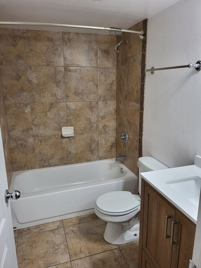Building Photo - 2 Bed/2Bath Condo In University Heights! A...