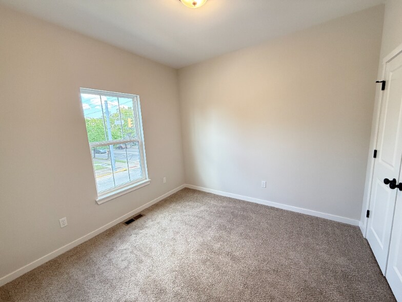 Building Photo - 1630 Ekin Ave