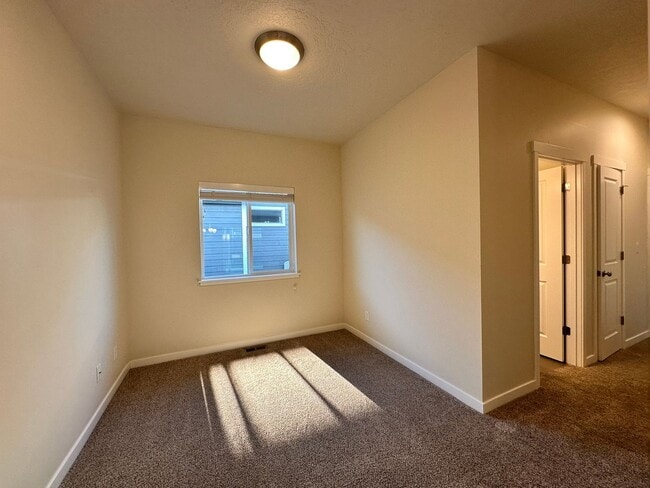 Building Photo - 742 NE Union Loop