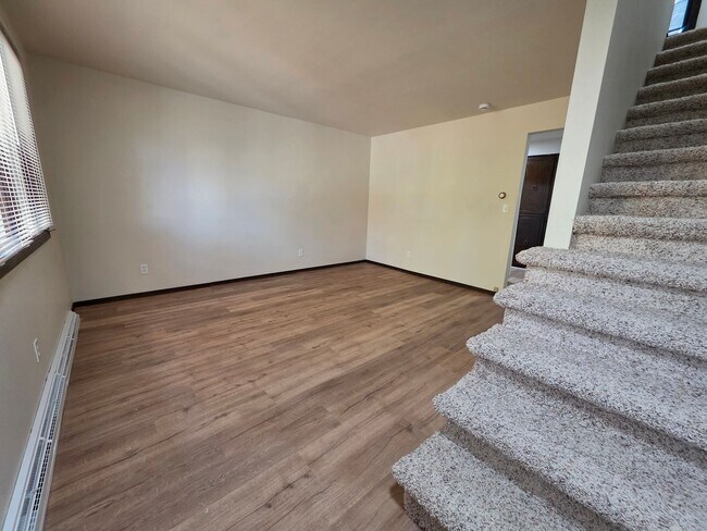 Building Photo - 624-626 Crestview Drive