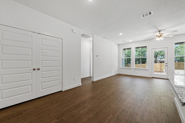Building Photo - 1207 Chestnut Ct