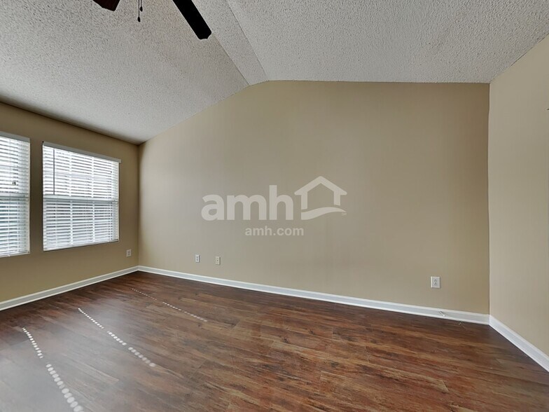 Building Photo - 136 N Honey Springs Ave