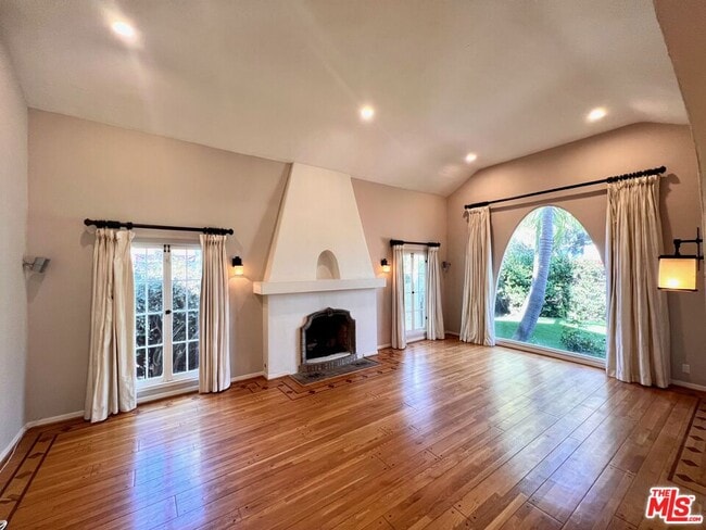 Building Photo - 401 Kings Rd