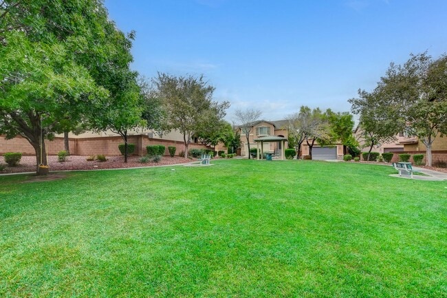 Building Photo - Beautiful 3 Bedroom in Gated Community!