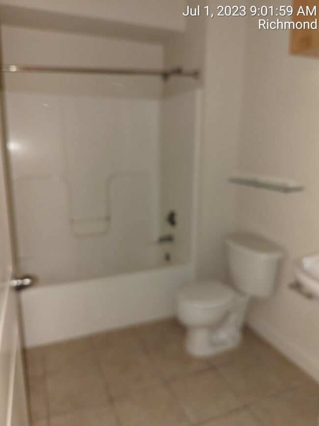 Building Photo - 1 bedroom condo with parking garage