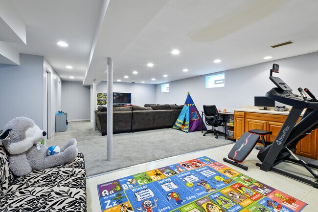 Building Photo - 5622 N Kenneth Ave