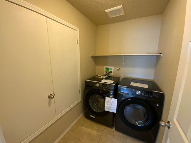 Building Photo - 3 Bedroom Home Available Near Unser Blvd NW & Rainbow Blvd NW!