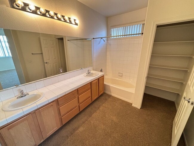 Building Photo - Beautiful 3Bed/2Bath Single Story Home loc...