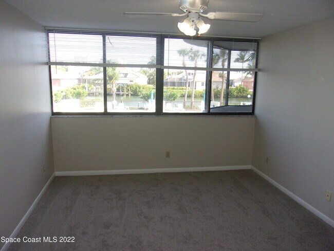 Building Photo - 300 Columbia Dr