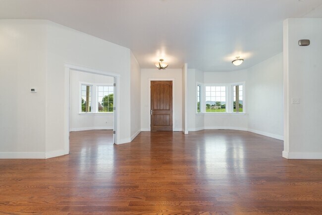 Building Photo - 2630 New Orchard Ct