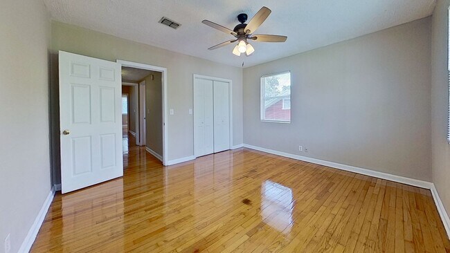 Building Photo - 828 Acosta St
