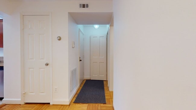 Building Photo - Spacious, Light-filled One Bedroom One Bat...