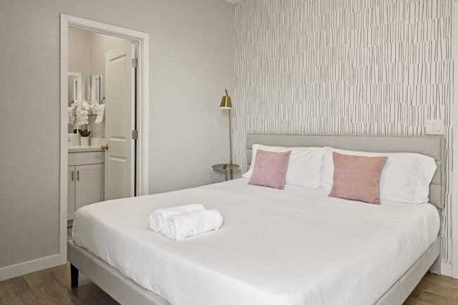 Building Photo - 6612 W Paradise Ln