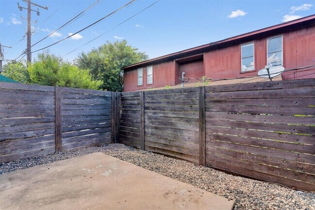 Building Photo - 3810 Southway Dr