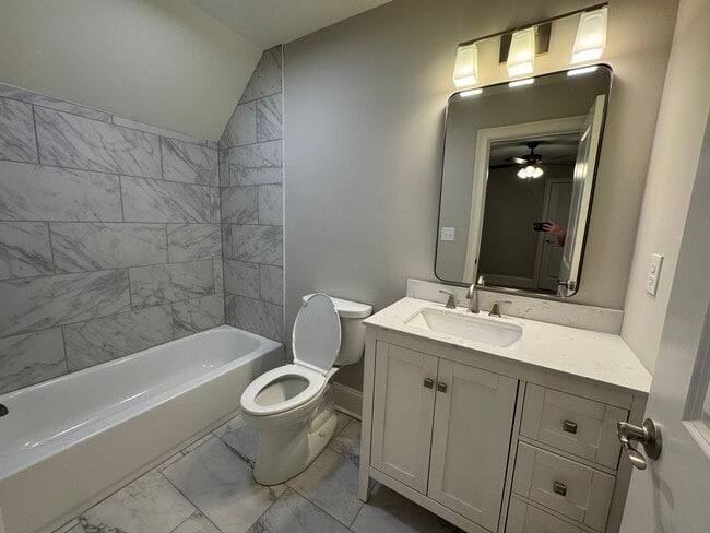 Building Photo - Grandeur Brick 4/3.5 with Bonus Room in Th...