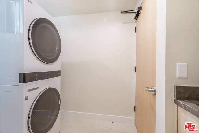 Building Photo - 1859 Barry Ave