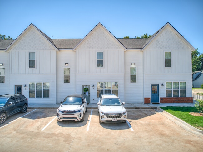 Building Photo - 1640 N Leverett Ave