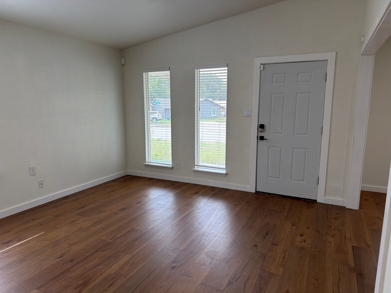 Building Photo - Room in House on Rockridge Dr