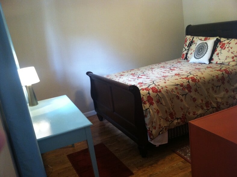 Larger bedroom - 468 HIGHLAND ST