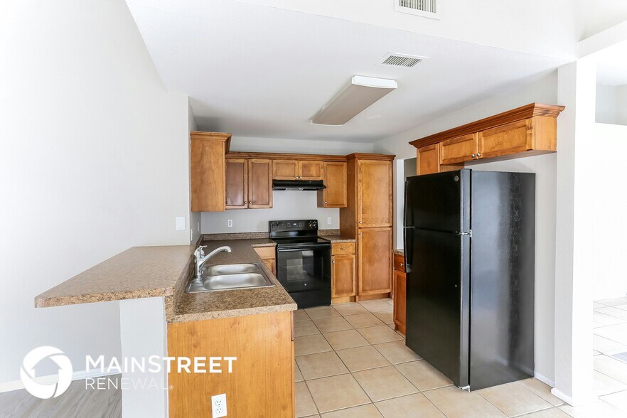 Building Photo - 10714 W Glenrosa Ave
