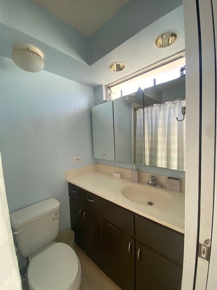 Master bath - 2575 Kuhio Ave
