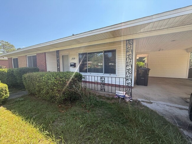 Building Photo - Pensacola - Lakeview - 3 bedroom, 2 bathroom