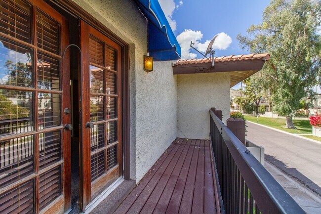 Building Photo - EXCELLENT 2BED, 1.5BATH TOWNHOUSE LOCATED ...