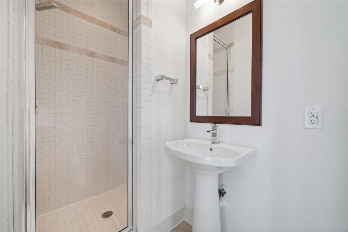 Building Photo - 6126 Clyde St