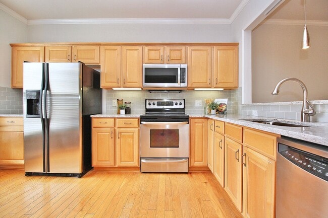 Building Photo - Townhome in South Park for Rent!