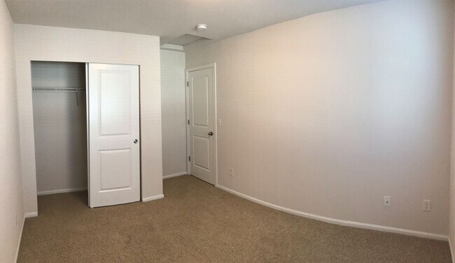 Building Photo - Stunning 2-Story Home Near Silver Lake