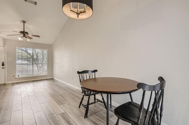 Building Photo - 1015 E Yager Ln