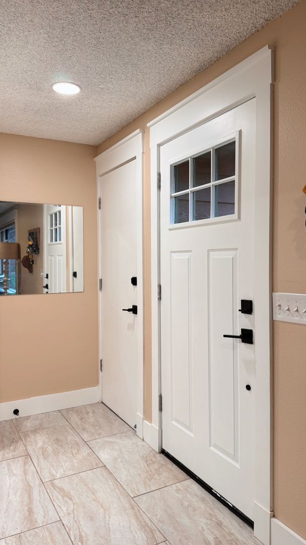 Building Photo - Fantastic Home Close to Schools, Shopping ...