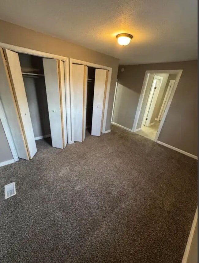 Building Photo - 3 bedroom/1.5 bathroom house